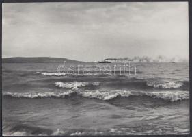 cca 1925-1935 Kerny István (1879-1963): A háborgó Balaton, vintage fotóművészeti alkotás, jelzetlen, feliratozott, a szerző hagyatékából, 16x23 cm