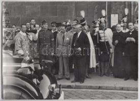 1944 Tiszavölgyi József felvételnek felirata: 1944. augusztus 20-án a Várban, a koronázó templom főbejárata előtt légiriadó jött, és rohanva vitték kocsival a vár óvóhelyére biztonságba a Szent Jobb-ot, pecséttel jelzett, a kép sarkán törésnyom, 13x18 cm