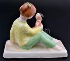 Bodrogkeresztúri kislány a játékbabával, kézzel festett kerámia, jelzett, hibátlan, 11×13 cm