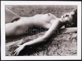 cca 1970 Tóth László: Napfürdő, pecséttel jelzett vintage fotóművészeti alkotás, 17x23 cm / erotic photo