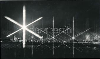 1975 Módos Gábor (1939-): Százhalombatta, jelzetlen, bemutatva a Magyarország ma című fotókiállításon 1975-ben, a Magyar Munkásmozgalmi Múzeumban, publikálva a kiállítás katalógusában, 14x24 cm