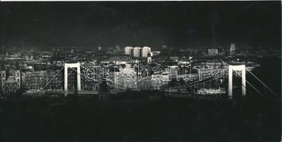 1975 Ruzsonyi Gábor (1952-1992): Budapest, szocreál panoráma városkép, jelzetlen, bemutatva a Magyarország ma című fotókiállításon 1975-ben, a Magyar Munkásmozgalmi Múzeumban, publikálva a kiállítás katalógusában, 12x24 cm
