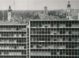 1975 Ifj. Rácz Endre: Győr I-II., szocreál városképek, jelzetlenek, bemutatva a Magyarország ma című fotókiállításon 1975-ben, a Magyar Munkásmozgalmi Múzeumban, publikálva a kiállítás katalógusában, 18x24 cm