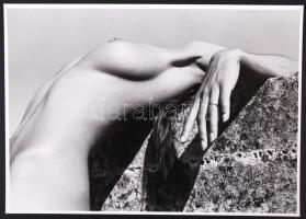 1975 Ruszka László (1936-): Dombormű, vintage fotóművészeti alkotás, feliratozva, pecséttel jelzett, 13x18 cm / nude photo