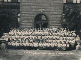 1942 Sándorovszky (Budapest): Leány leventeképző tanfolyam hallgatóinak csoportképe, pecséttel jelzett, 17x22 cm