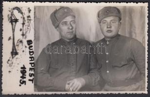 1945 Fekete György: Emlék Budapestről, orosz katonák, fotóképeslap, 8,5x14 cm / Russian soldiers  in the world war II