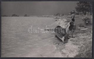 cca 1930-1940 Balatoni evezősök, 2 db fotó, 13x22 cm és 19x19 cm