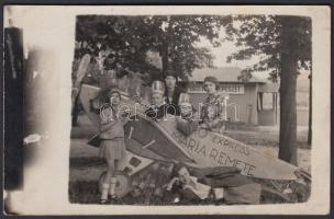 cca 1929-1935 Fekete György fényképész máriaremetei fotóstandja, repülőgépes, autós díszletekkel, 4 ...