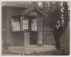 cca 1929-1935 Fekete György fényképész máriaremetei fotóstandja, repülőgépes, autós díszletekkel, 4 ...