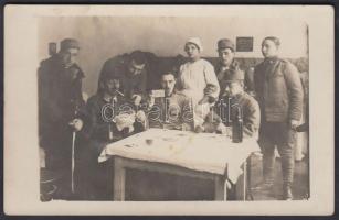 cca 1914-1918 Kövessy (Bp.): Sebesült katonák kártyacsatája a kórteremben, egy ápolónő társaságában, 9x14 cm