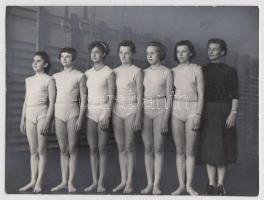 1956 Német József fotóművész (1911-2006) vintage felvétele a budapesti Gomb utcai általános iskola tornász csapatáról, pecséttel jelzett, feliratozott, a háttér amerikai retussal halványítva, 11x8 cm