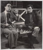 cca 1960-1970 Raksányi Gellért sakkpartija egy ismeretlen film vagy színdarab jelenetében, 24x20 cm