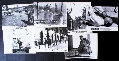 cca 1950-1970 Játék a halállal, 13 db filmfotó kivégzésekről, feliratozva, 18x24 cm