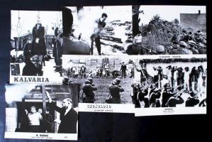 cca 1950-1970 Játék a halállal, 13 db filmfotó kivégzésekről, feliratozva, 18x24 cm
