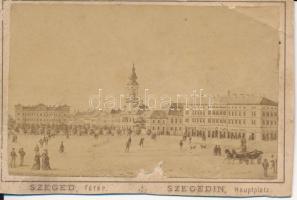 cca 1870 Szeged város Fő tere a városházával, keményhátú fotó, felületén kisebb hibák, egyik sarkán hajtásnyom, a hátoldali pecsét inkább a kép egykori tulajdonosára utal, 6x10 cm
