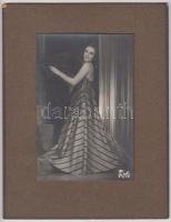 cca 1930 L’art Fotó: Modern műtermi kompozíciója egy divatos ruhát viselő, ismeretlen hölgyről, 11x17 cm