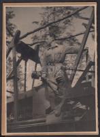 cca 1930-1940 Ismeretlen szerző szociofotója gépen dolgozó munkásokról, 23x17 cm