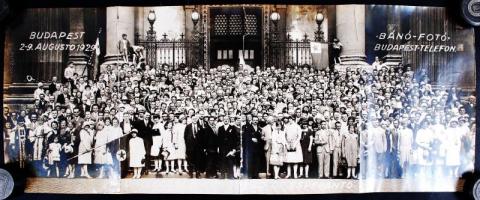1929 Bánó fotó: Óriás csoportkép a 21. Eszperantó világkongresszus Budapestre érkezett résztvevőiről, a kép három korábbi hajtásvonala mentén összeillesztve, ragasztva, most henger alakban tárolva, a kép bal alsó sarka hiányzik, a csoportkép első sorának közepén  dr. Adam Zamenhof a világszövetség elnöke és mellette Baghy Gyula magyar eszperantó költő, író, 29x73 cm