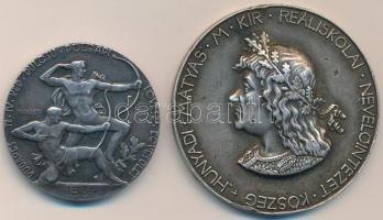 1928. "Hunyadi Mátyás Magyar Királyi Reáliskolai Nevelőintézet Kőszeg / Szertorna II." ezüstözött Br díjérem (40mm) szign. Machovits W. (Madarassy Walter) + 1934. "Budapest IV. Ker. Bulcsu Polgári Lövész Egyesület / Friedrich emlékverseny" Ag emlékérem peremjelzéssel (12,43g/30mm) szign.: Madarassy Walter T:2 ph HP 3436., 3469.
