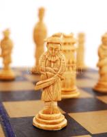 XX. sz. eleje: Kínai elefánt?-csont, faragott igényes sakk készlet. Hiánytalan, jó állapotban, saját...