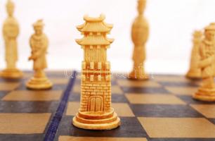 XX. sz. eleje: Kínai elefánt?-csont, faragott igényes sakk készlet. Hiánytalan, jó állapotban, saját...