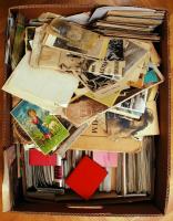 Cca 1910-1960 vegyes nyomtatvány és képeslap tétel, banános ládában