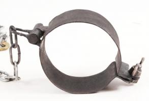 Fém lánc bilinccsel, farsangi kellék, h:98 cm