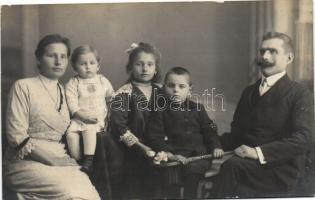 13 db RÉGI, gyerekeket, hölgyeket, családot ábrázoló fotó / 13 old photos, children, lady, family