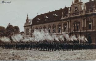 1906 Brassó Megemlékezés és díszsortűz a Custozzai-csata évfordulójára. Borszéki Buszek Gyula kézzel írt fotólapja Cholnoky Jenőnének.