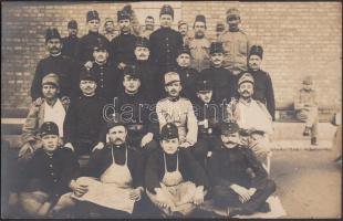 Katonai tárgyú lapok, 1. világháborús katonai fotólapok, néhány tábori posta képeslap összesen 46 db...