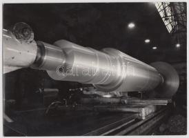 cca 1960-1970 Diósgyőri gépgyár, a Néphadsereg c. lap pecsétjével jelzett sajtófotó, 2 db fotó, 12x17 cm