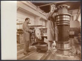 cca 1960-1970 Diósgyőri gépgyár, a Néphadsereg c. lap pecsétjével jelzett sajtófotó, 2 db fotó, 12x1...