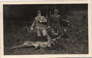 Hunters, deer, photo (EK)