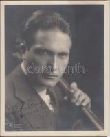 1928 Azonosításra váró, dedikált portrék valószínűleg turnén levő, magyar zeneművészekről; 2 db fotó, 25x20 cm