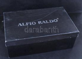 Nagyméretű kulacs, jelzés nélkül, kézzel festett, apró lepattanással, m:29,5 cm