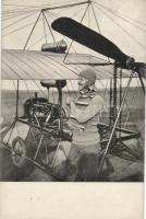 Székely Mihály, okl. 'tábori pilóta'; a képeslap hátoldalán Irmédi-Molnár László térképész saját kezű aláírása / Hungarian pilot