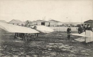 Zsélyi Aladár, okl. pilóta; a képeslap hátoldalán Irmédi-Molnár László térképész saját kezű aláírása / Hungarian pilot