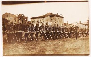 cca 1914-1918 Huszár regiment, fotóképeslap, 14x9 cm