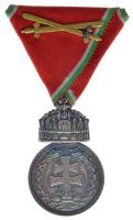 1922. "Magyar Koronás Ezüstérem hadiszalagon, kardokkal" ezüstözött bronz kitüntetés T:2 Hungary 1922. "Hungarian Silver Medal with the Holy Crown on war ribbon with swords" silver plated bronze decoration C:XF NMK 409.