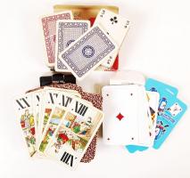 3 csomag kártya: 2 doboz Piatnik kártya, 1 doboz francia snapszerkártya, közte tarokk kártya
