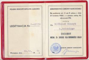 Lengyelország 1966. "Honvédelmi Érdemérem 2. osztály" ezüstözött kitüntetés szalagon adomá...