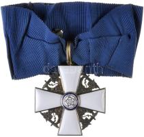 Finnország 1919- "Fehér Rózsa Rend" kitüntetés eredeti nyakszalagon. Akseli Gallen-Kallela (1865-1931) művész tervezte zománcozott kifelé szélesedő fehér kereszttel, közrefogva aranyozott kardot tartó II. Henri királlyal, középen nyíló rózsa szimbólumával, fülben jelzésekkel (50mm) T:2 (aranyozás megkopva) Finland 1919- "Order of the White Rose" decoration on original neck ribbon. Between the enamelled white cross King Henri II with sword, the decoration was designed by Akseli Gallen-Kallela (1865-1931). Hallmarks on the ring (50mm) C:XF