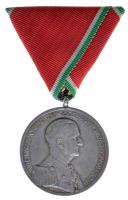 1939-1945. "Magyar Nagy Ezüst Vitézségi Érem" fémjel nélküli ezüstözött Br kitüntetés mellszalaggal, peremén "BRONZ" beütéssel. Szign.: Berán Lajos T:2- Hungary 1939-1945. "Large Medal for Bravery" silver-plated Br decoration on original ribbon and with "BRONZ" hallmark. Sign.: BERÁN L. C:VF NMK 433.