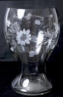 Virág szirmokkal díszített üveg váza, nagyon apró csorbával a peremén, homok fújt, m:19,5 cm