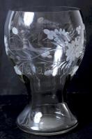 Virág szirmokkal díszített üveg váza, nagyon apró csorbával a peremén, homok fújt, m:19,5 cm