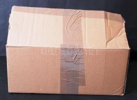 Virág szirmokkal díszített üveg váza, nagyon apró csorbával a peremén, homok fújt, m:19,5 cm