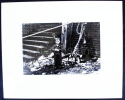 Kisfiú kantáros nadrágban, kartonra ragasztva, 19x13 cm