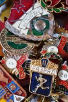 Doboznyi vegyes magyar és külföldi kitüntetés, jelvény, emlékérem, főleg a szocialista időszakból, közte "Szocialista Brigád", "Törzsgárda" jelvények kitöltetlen igazolványokkal, zománcozott és tokos darabok is T:vegyes