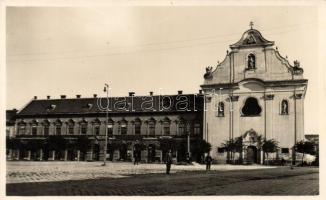 Vác, Konstantin tér, Fehérek temploma, Sapka József és Kálmán József boltja, Greff József fodrászata