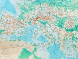 Európa vízrajzi és domborzati térképe, románul, üvegezett kerteben, 80×60 cm